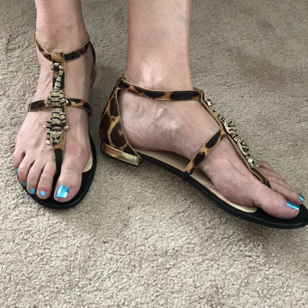 Vero Cuoio animal print thong sandals